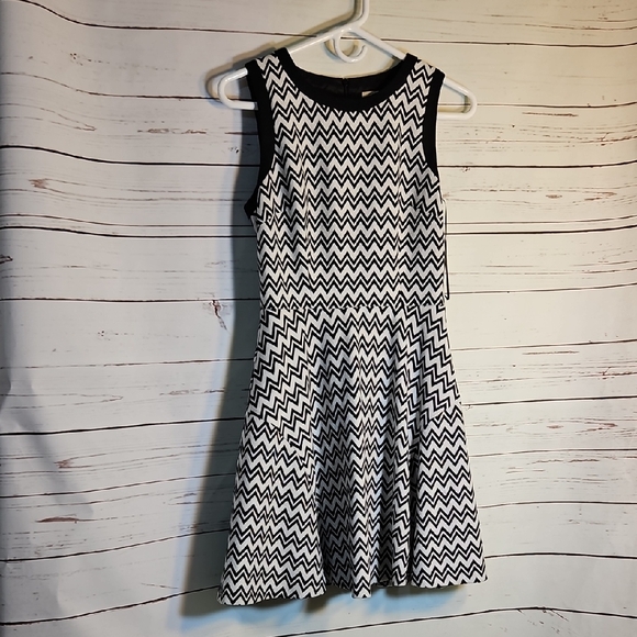 Trina Turk Elegant Black and White Dress  Size Small - Picture 1 of 12
